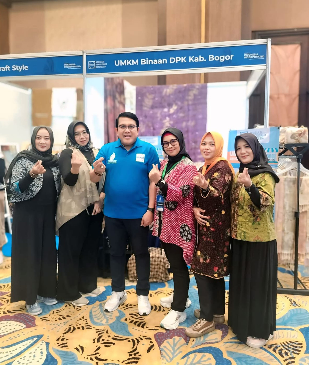 Foto bersama dengan Peserta UMKM Binaan DPK APINDO dan Panitia OC DPP APINDO Provinsi Jawa Barat. [ Hari ke-3 Rakerkonas XXXIV DPN APINDO 2025 ]